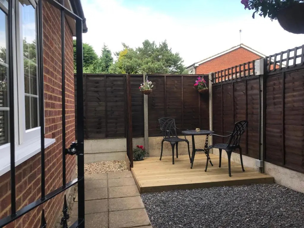 Studio-1-Staines/Heathrow/London-own entrance