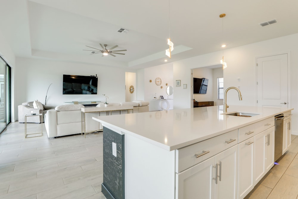 Resort-style Living! Walkable Bradenton Getaway