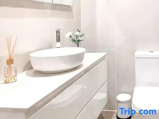 Modern 4BR Oasis in Heart of Glen Waverley