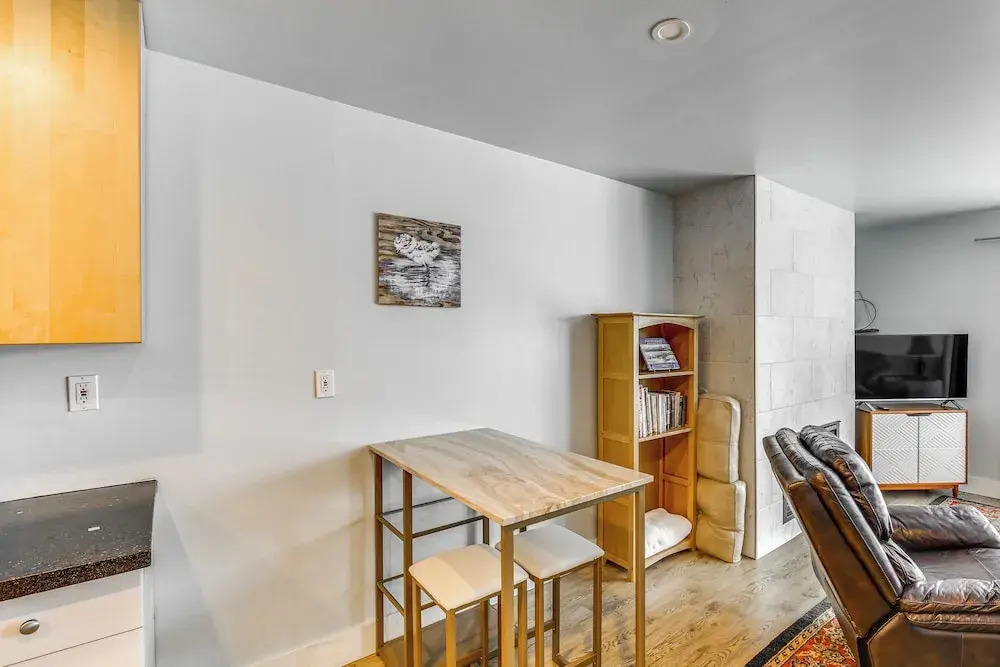 Near Hiking: Cozy Anchorage Retreat w/ Fireplace!