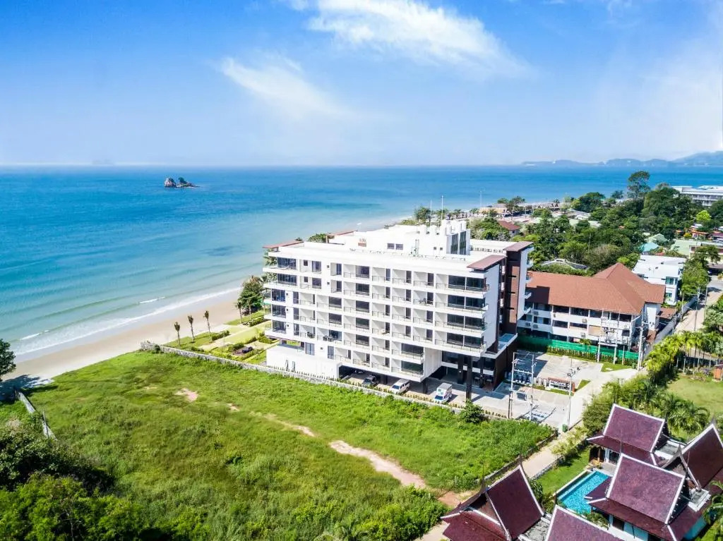 Escape Condominiums Beachfront Suites - Mae Phim