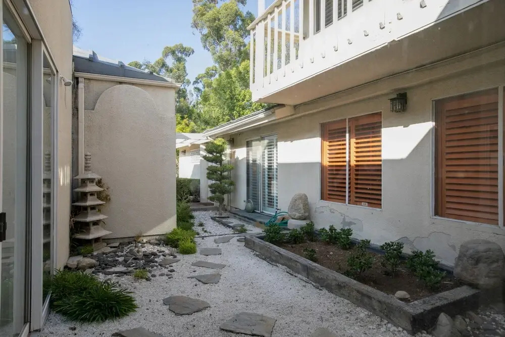 Sunny Pasadena Mansion, Sparkling Heated Pool & Projector Room!
