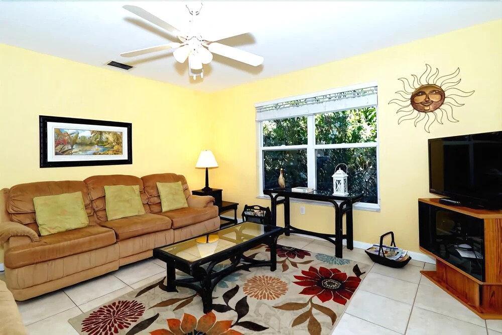 Hibiscus House 4 Bedrooms 3 Bathrooms Home