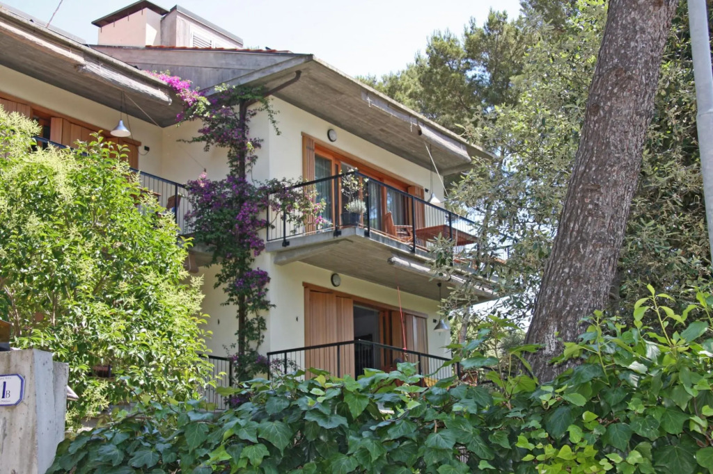 In vacation residence , 40 mt from the sea,apartment for 4-6 people, on the ground floor with a priv-villa marina int 2 Ostro