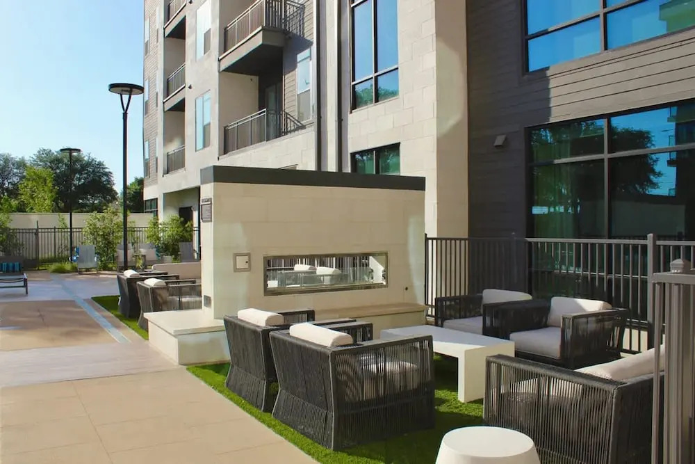 12 Min to Downtown Pool Balcony Free Parking