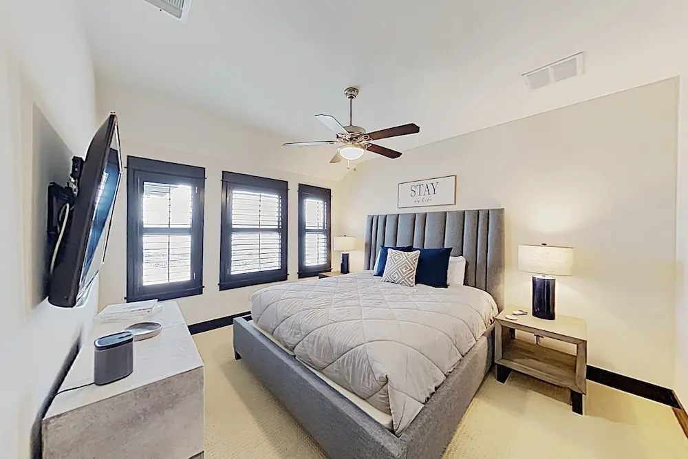 The Reserve: Lakefront Paradise W/ Private Hot Tub 4 Bedroom Home