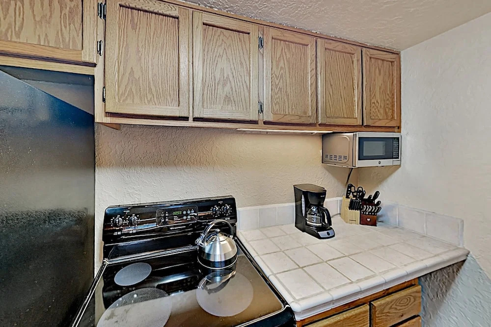 15tru5ai 3 Bedroom Condo