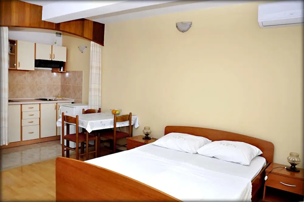 Immaculate 4-bed House in Lumbarda