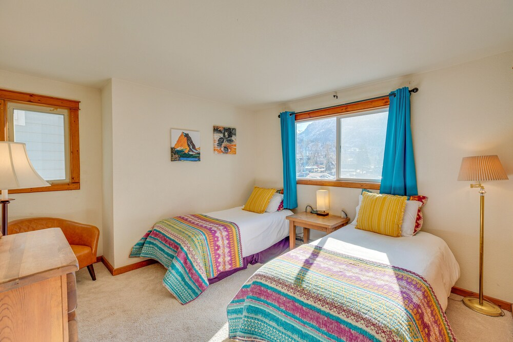 Spacious Ouray Townhome - Walk to Hot Springs!