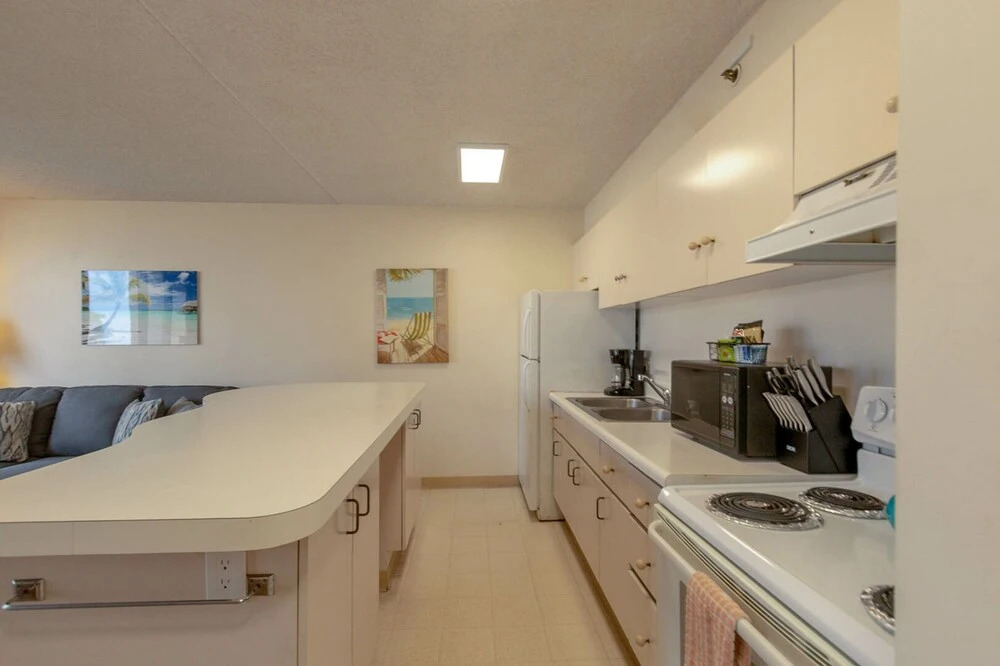 Waikiki Banyan - Ocean View Tower 1 Suite 1212
