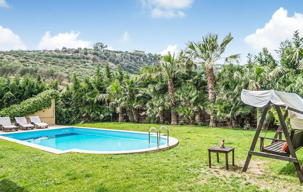 Beautiful Home in Finikia With Wifi and 3 Bedrooms