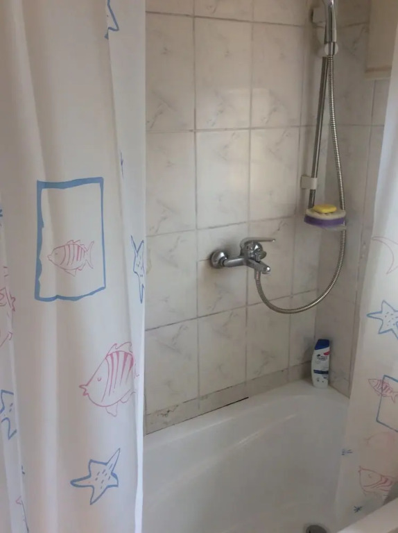 Room in Guest Room - Ghouse Room C Ideal For Friends Family And Corporate