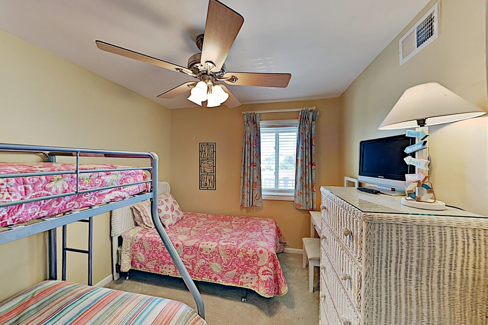 Jinks Creek Corner Unit W/ Pool, 2 Blocks To Beach 3 Bedroom Condo