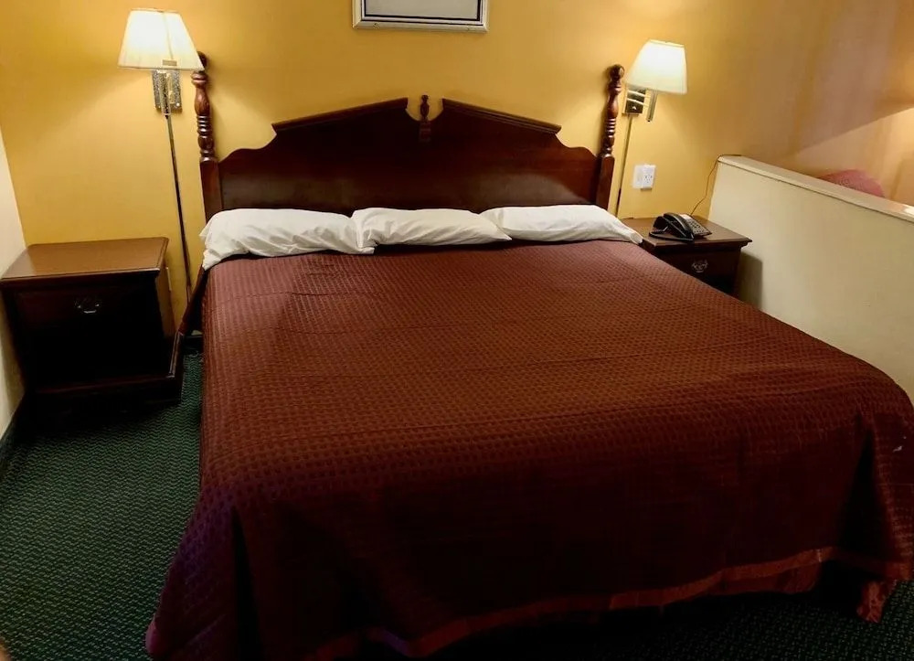Deluxe Inn & Suites