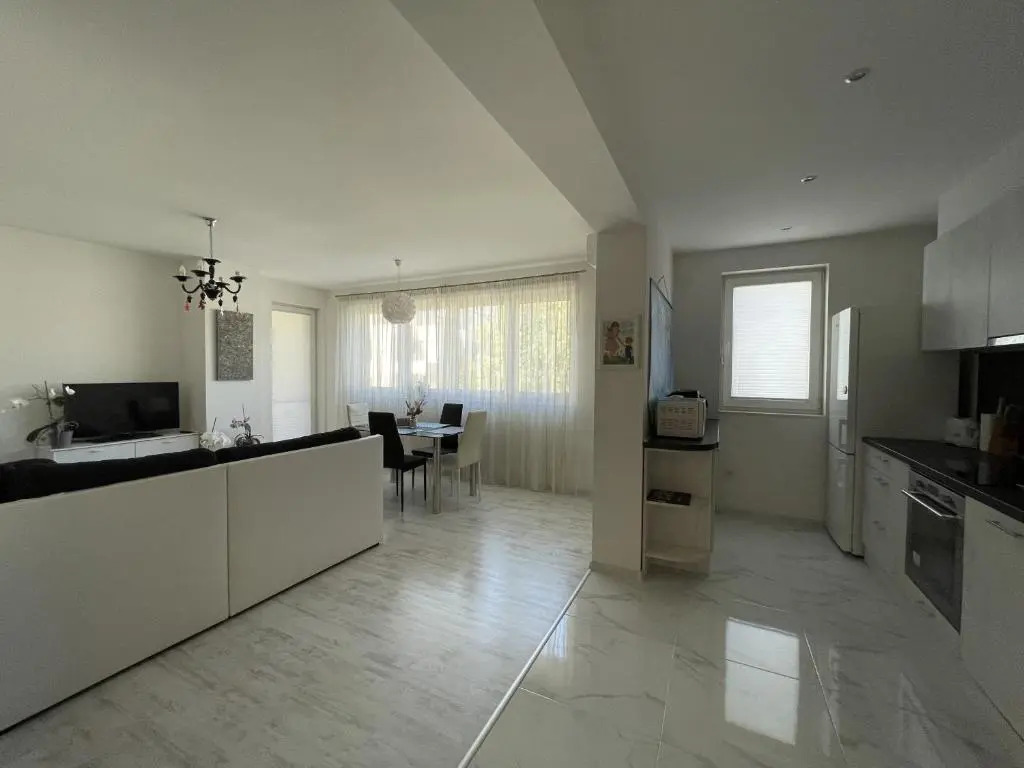 Bright & Spacious 1BD Flat with a Cute Balcony