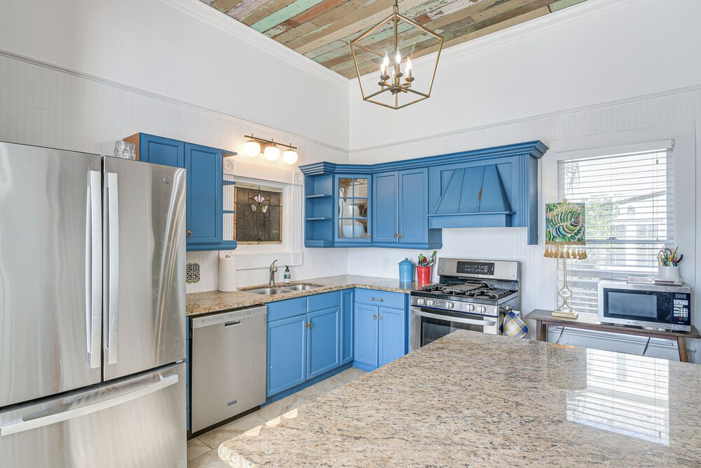 1/2 Mi to Beach! Historic Family Home in Galveston