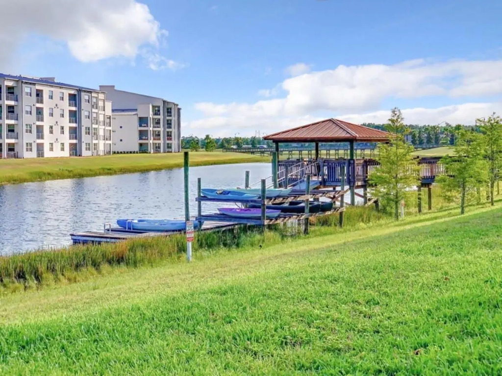 Vivid 2BR condo with free Waterpark at Storey Lake