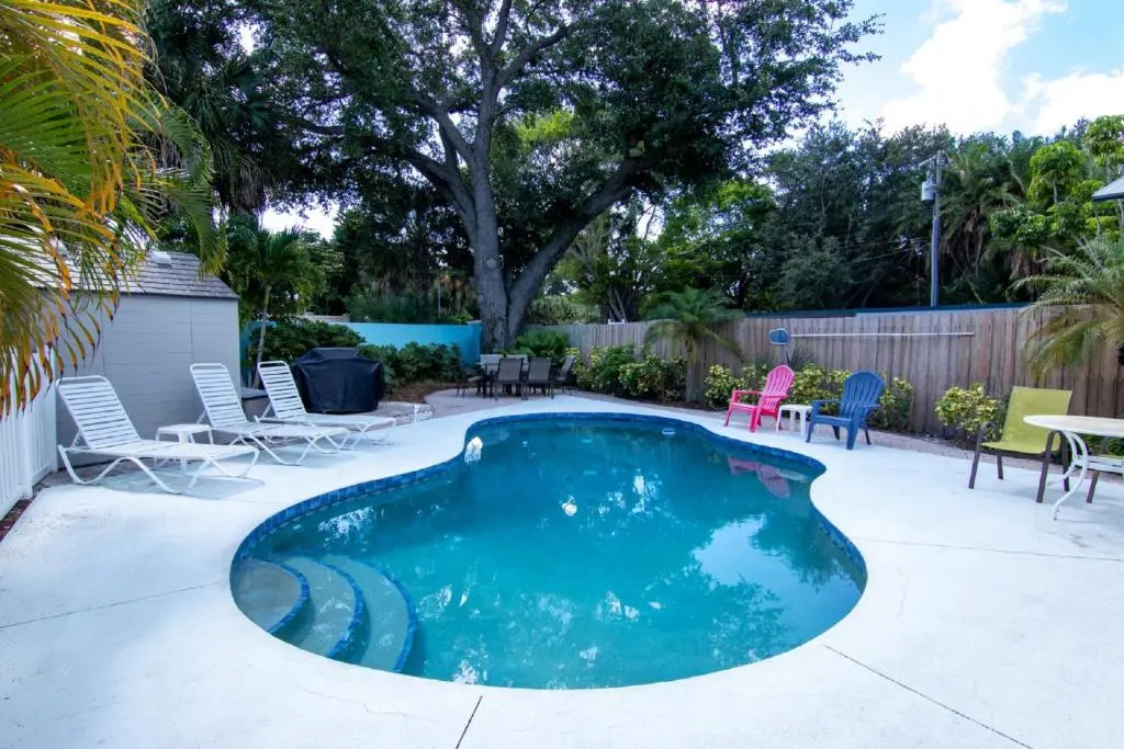 Cozy Tropical Bungalow Duplex with Heated Pool