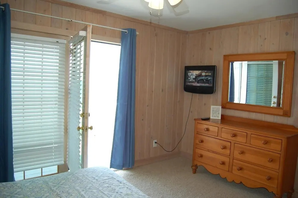 Fins to the Right - 6 Br Home