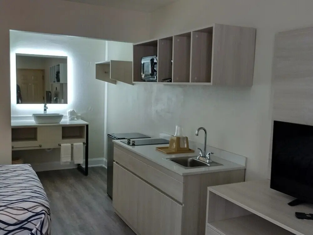 Magnolia Inn Extended Stay of Kingsland - New 2025 - Book a Kitchen Room - 12 Noon Check Out - 4K Black Beds - Saltwater-Mineral Pool open until 4AM - 24-7 Front Desk - LUXE Coffee Bar Award Winning Inn - Save by phone - 912-576-4777