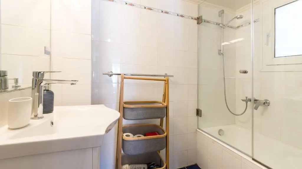 1 KM from The Acropolis 1 Bedroom Apt Netflix And Washing Machine
