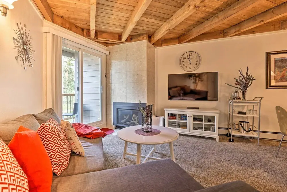 Ski Shuttle & Pool: Modern Silverthorne Condo!