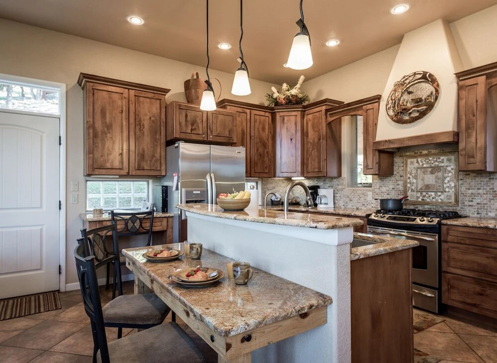 Adobe Mountain Views - Four Bedroom Cabin with Hot Tub