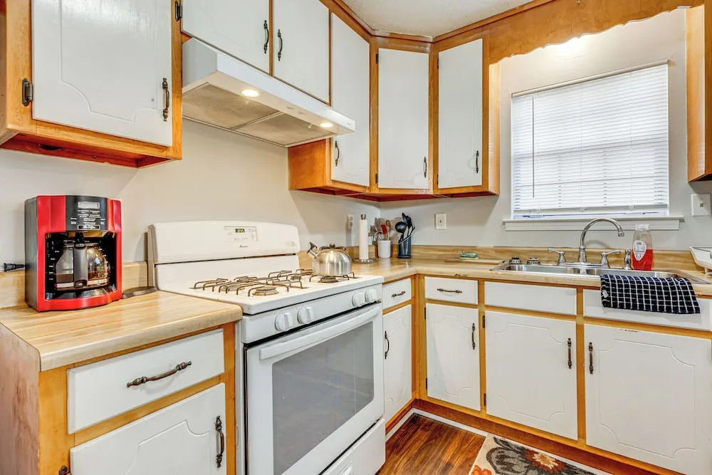 Charming Satsuma Home ~ 14 Mi to Mobile!