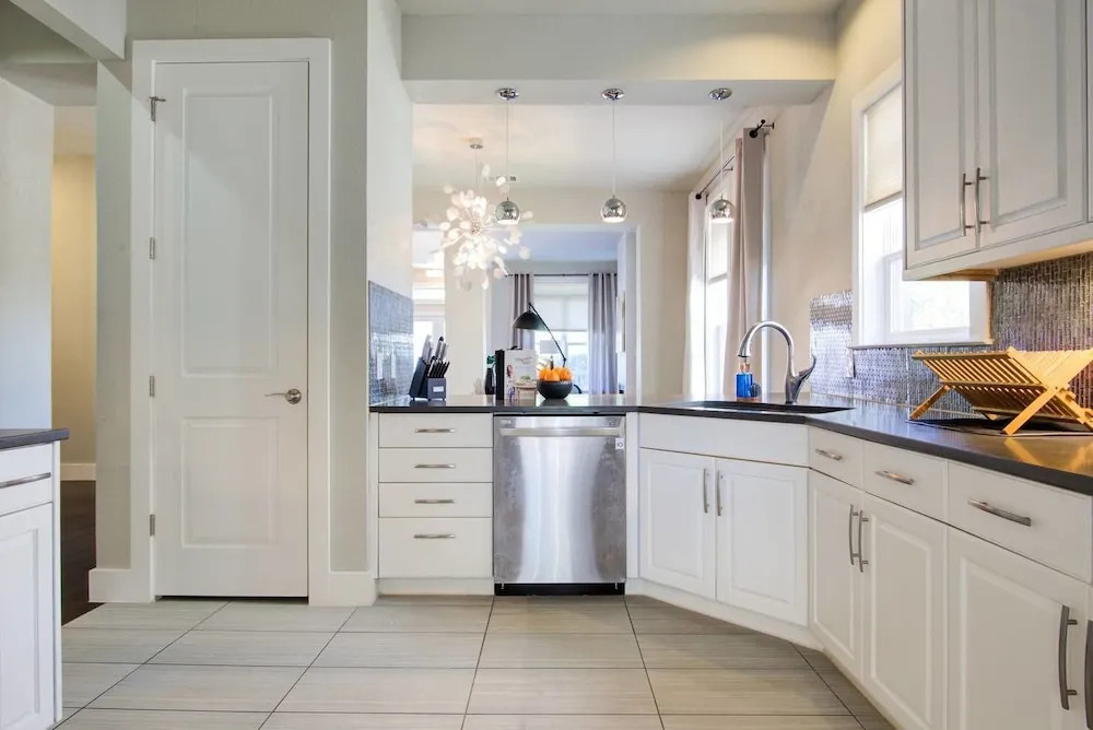 Massive 14 Bed/3.5ba Downtown Home by Domio