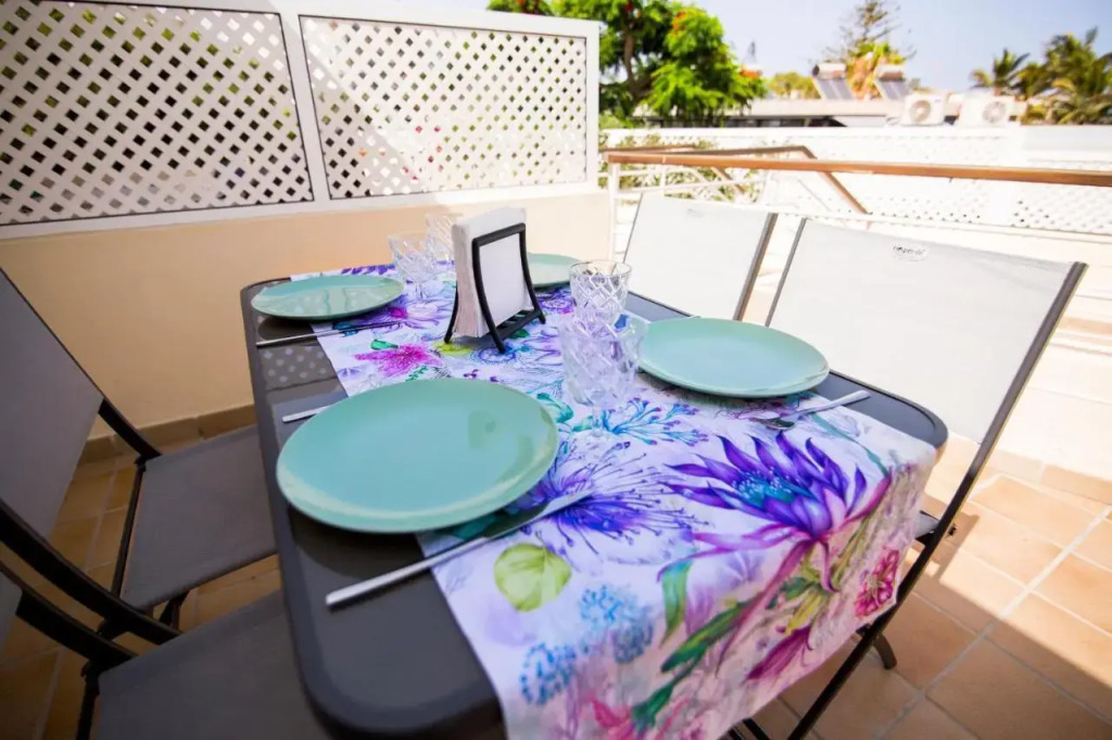 Deluxe Apartment. 50 meters Beach