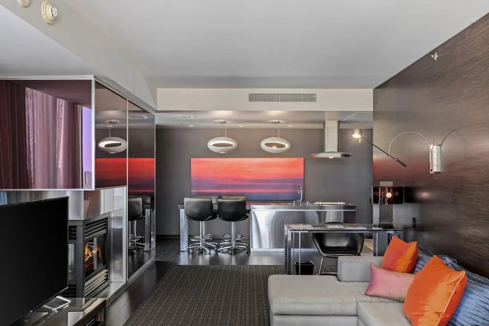 Palms 1 BR Mountain View W/ Balcony