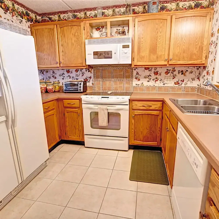 Coastal Bliss Beach Condo With Pool Free Tix