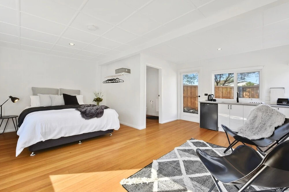 3 Bedroom Entertainer with Bungalow Next To Beach