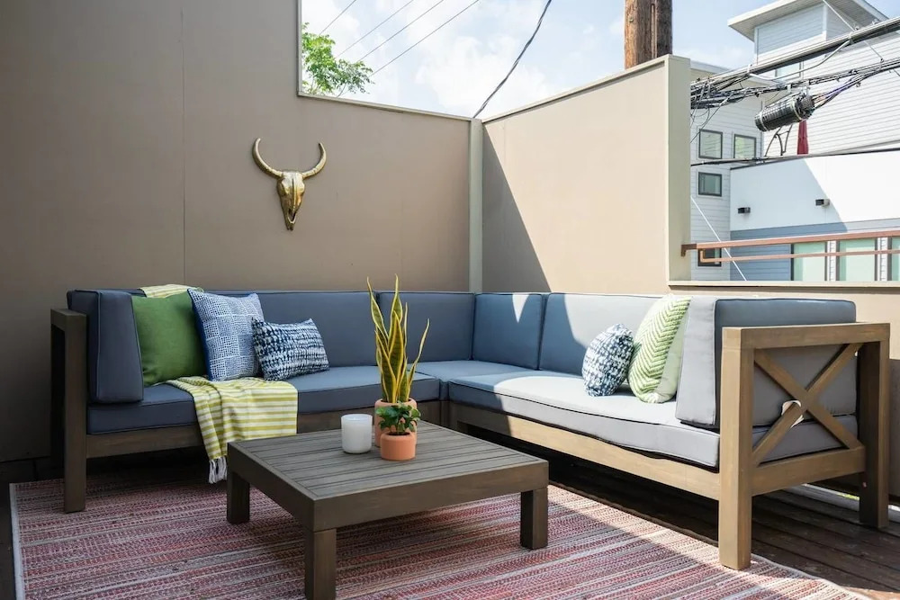 Charming Downtown 3br/2.5ba Home w/ Deck by Domio