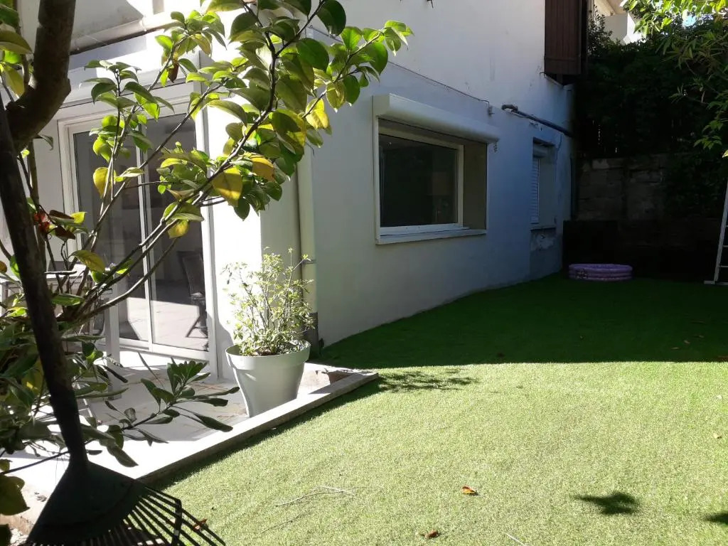 Appartement 6 Pers avec 2 Chambres cour et jardinet privatifs