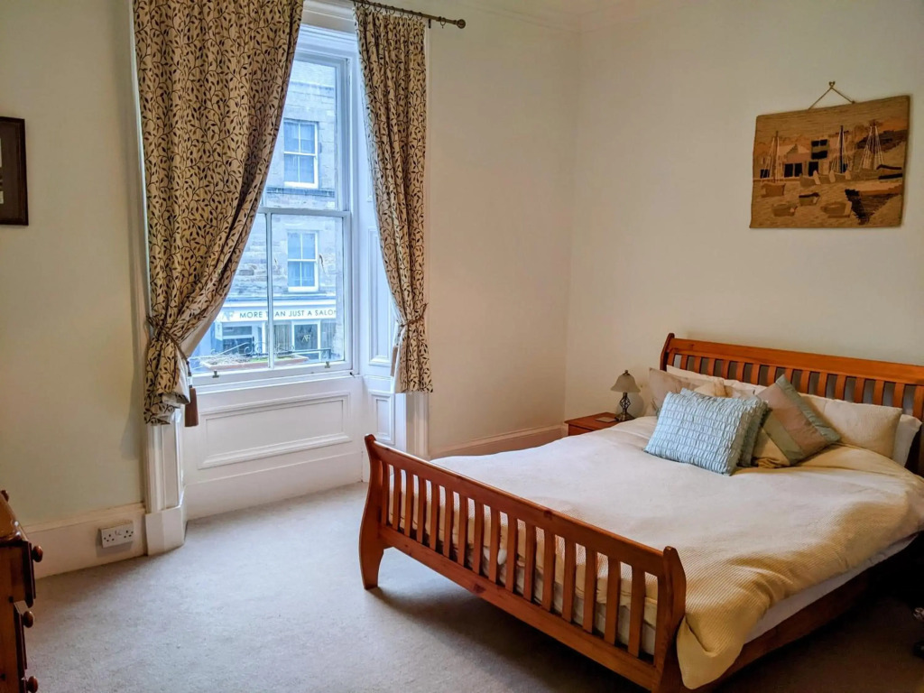 Craigowen - 4 Bed Maisonette on Historic High Street