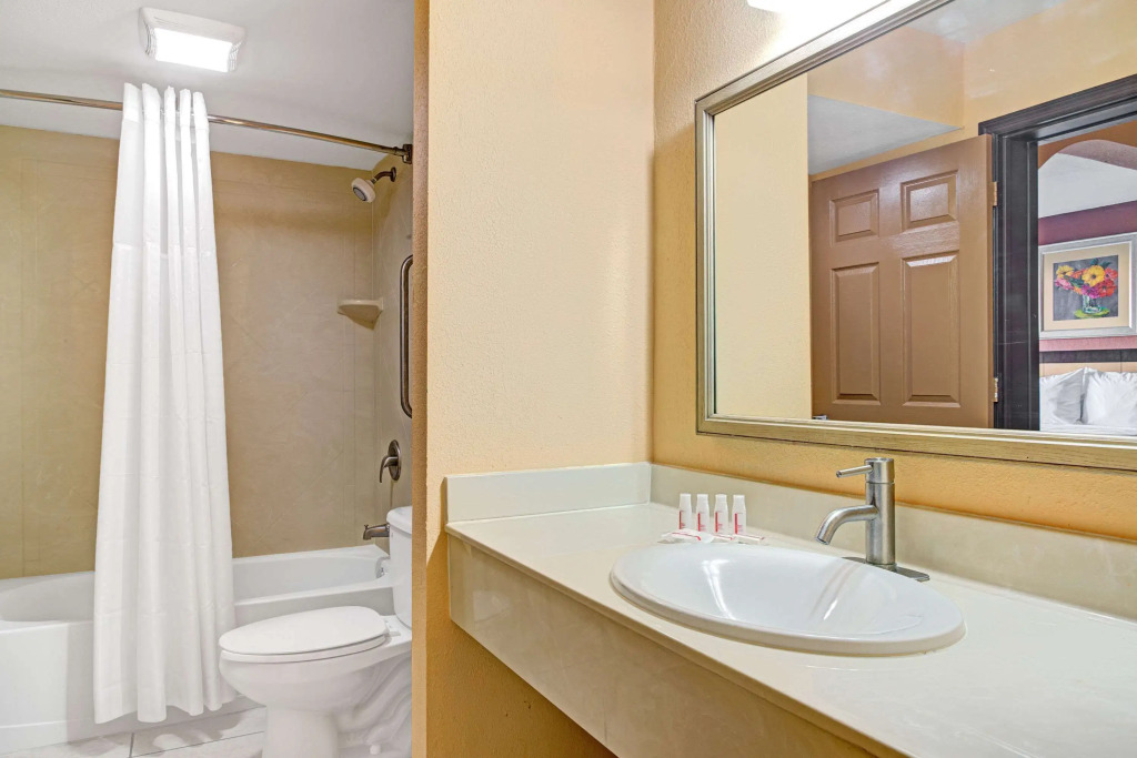 Days Inn & Suites by Wyndham Tampa Fairground-Casino-Ybor