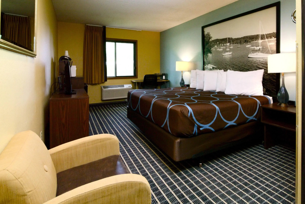 Super 8 by Wyndham Red Wing