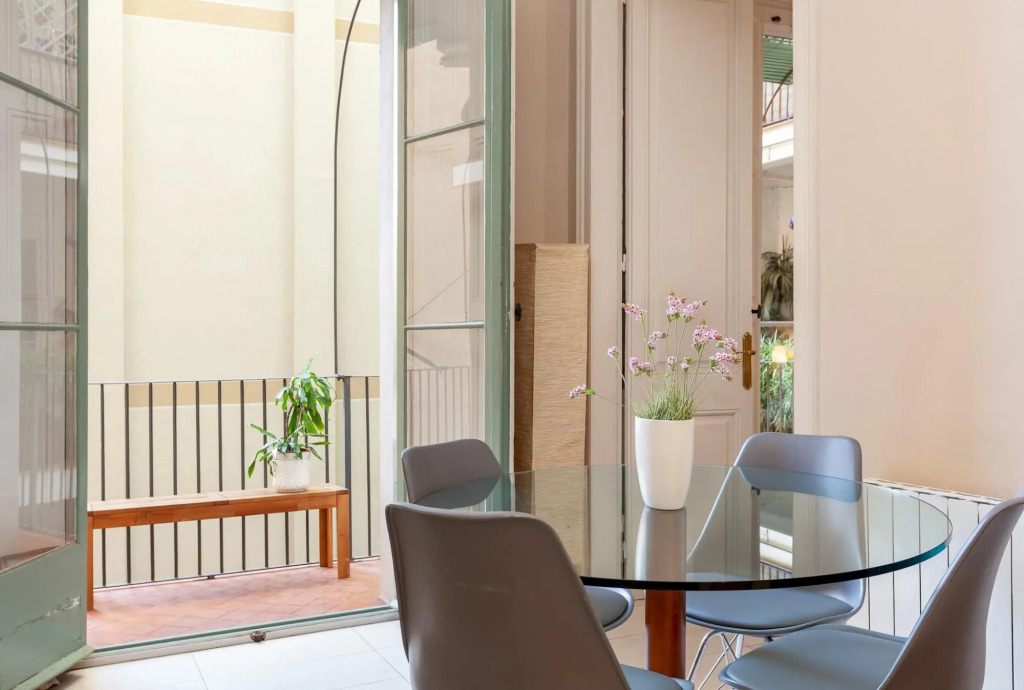 GAUDIR 4 · PERFECT apart. next to P. de Gracia for 4 Pax