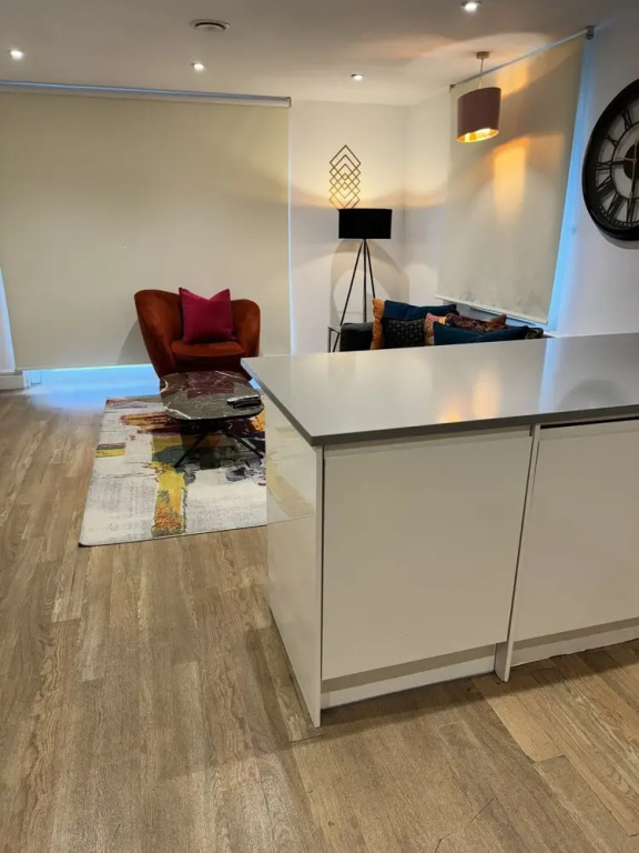 Stunning 2 Bed Apartment With Parking