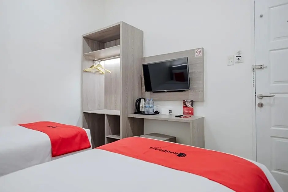 RedDoorz Plus @ Jalan Juanda Medan