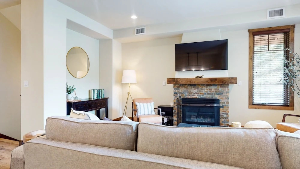 Woodwinds 1265 Luxury Townhouse, Private Hot Tub, 2 Car Garage by RedAwning