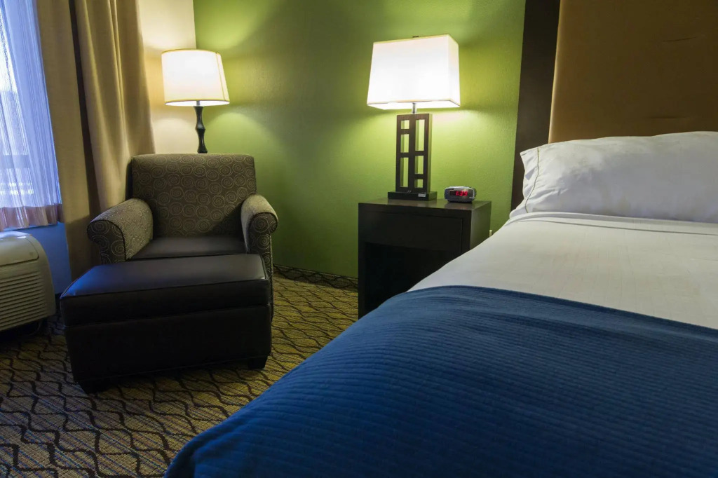 Holiday Inn Express and Suites Winchester by IHG