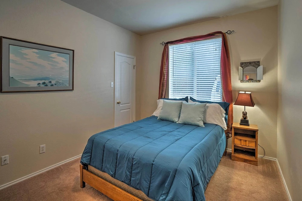 2 Furnished Decks & Lake Views: Austin Escape