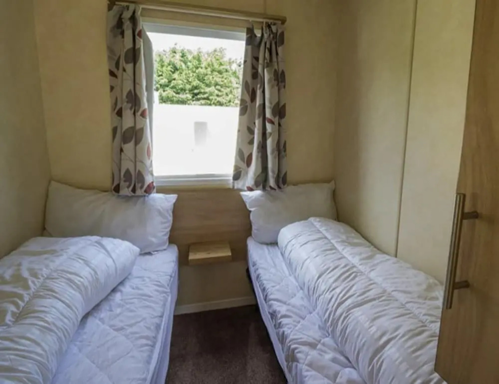 Caravansleeps8-fireplace-petsok-golf-gym-pool