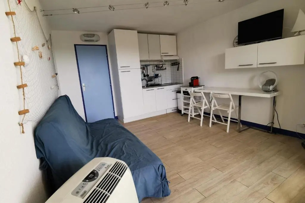 TRES JOLI STUDIO CABINE les pieds dans l'eau AVEC VUE sur le canal.