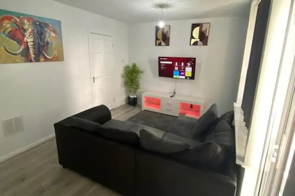 2 Bed - Sleeps 4 - With Parking