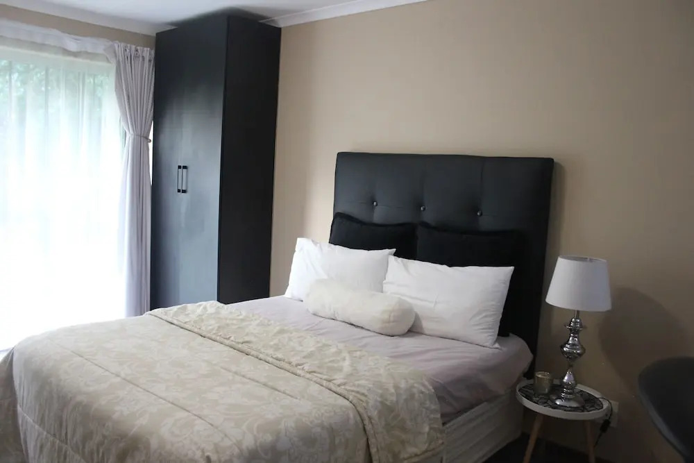 Chic & Serene 1-Bed Haven in Roodepoort