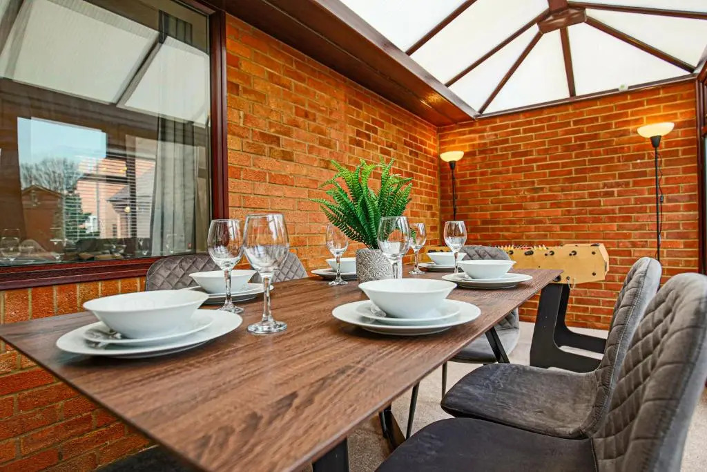 Two Bedroom Bungalow in Milton Keynes by HP Accommodation - Free WiFi & Parking