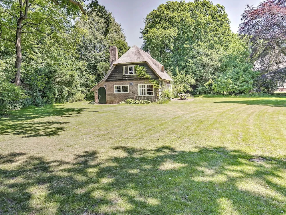 Lovely Chalet near Sea in Oostvoorne